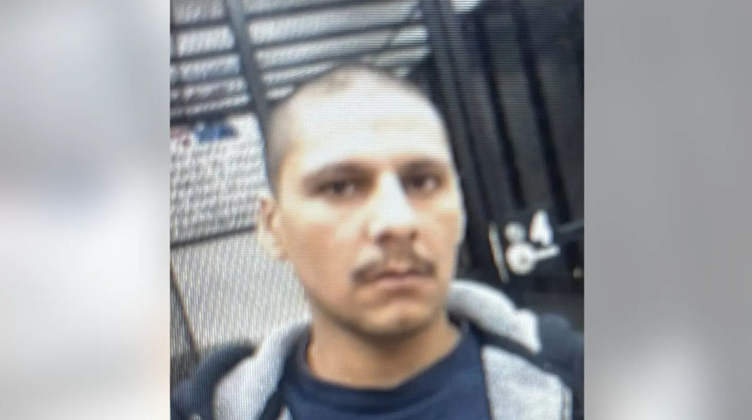 Több száz emberrel keresik az öt szomszédját lemészároló férfit