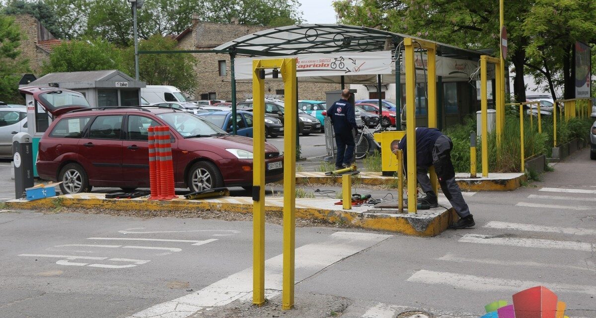 Három hétig ingyen lehet parkolni a Szabadegyetem melletti parkolóban