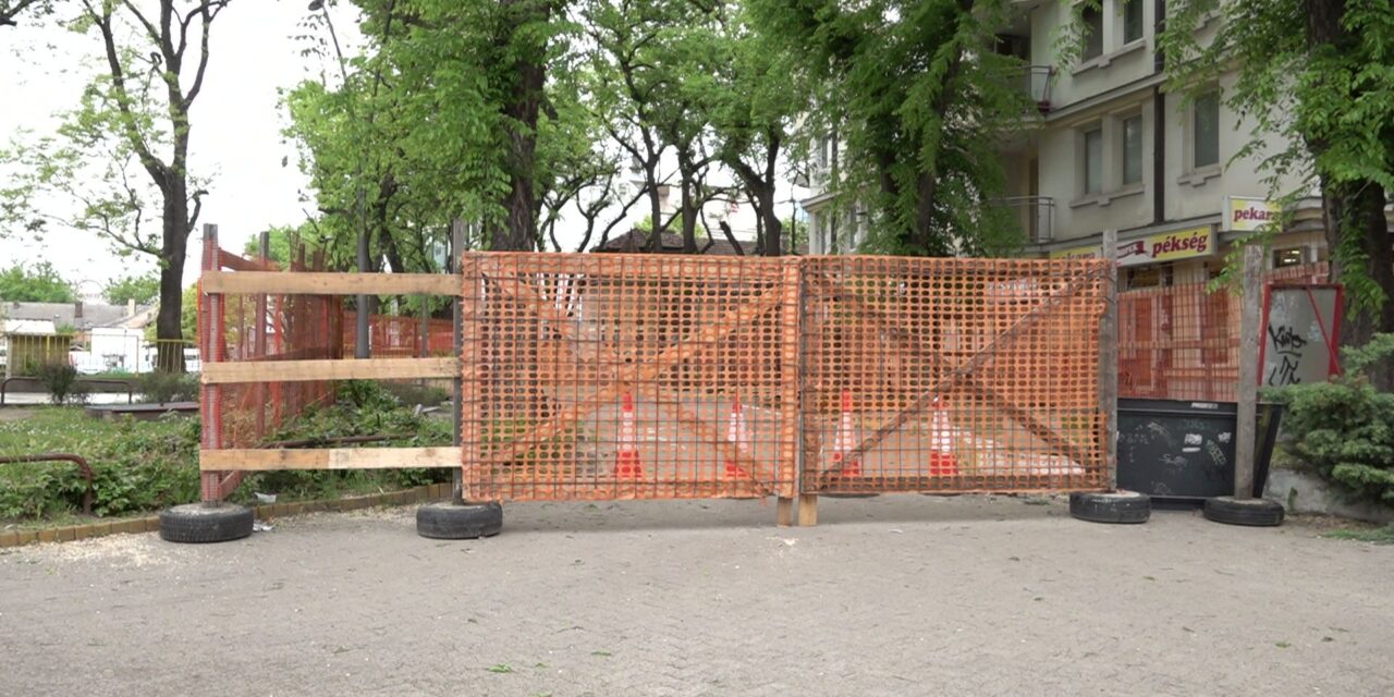 Lezárták a Szabadegyetem melletti parkoló bejáratát Szabadkán