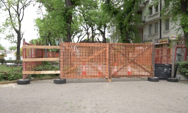 Lezárták a Szabadegyetem melletti parkoló bejáratát Szabadkán