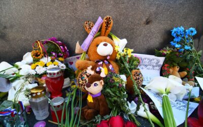 Az áldozatok 27 hozzátartozója perelte be a tömeggyilkos fiút és szüleit