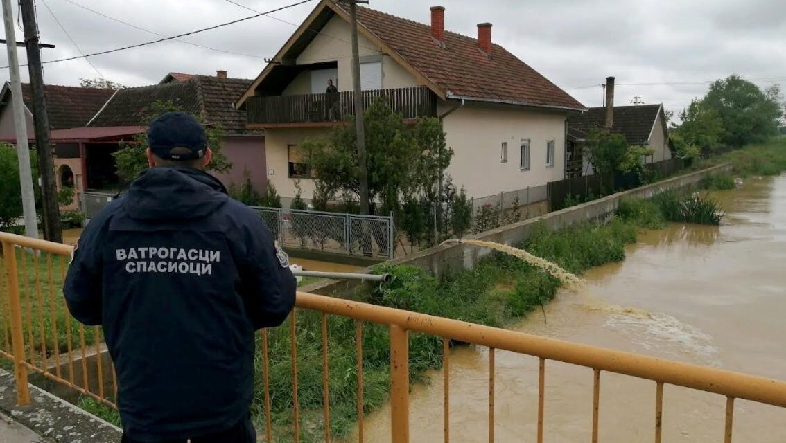 Menteni kellett az embereket Šabacnál, elöntötte a víz az otthonukat
