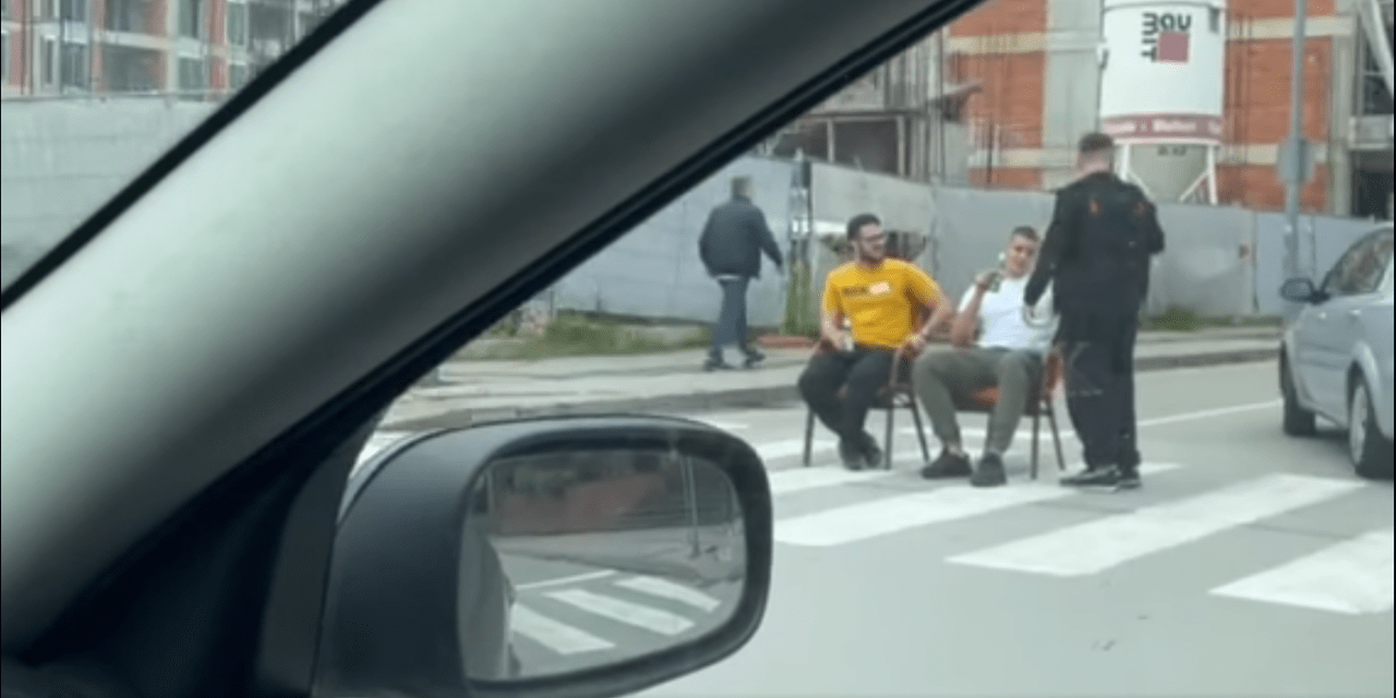 Székben ülve, a zebrán sörözgetett két fiatal