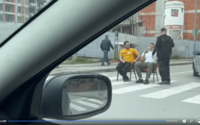 Székben ülve, a zebrán sörözgetett két fiatal