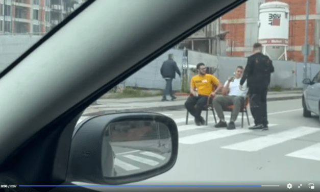 Székben ülve, a zebrán sörözgetett két fiatal