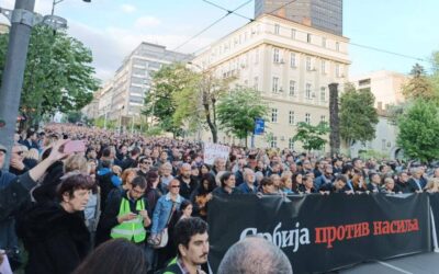 „Szerbia az erőszak ellen” – Ötvenezer ember tüntet Belgrád utcáin