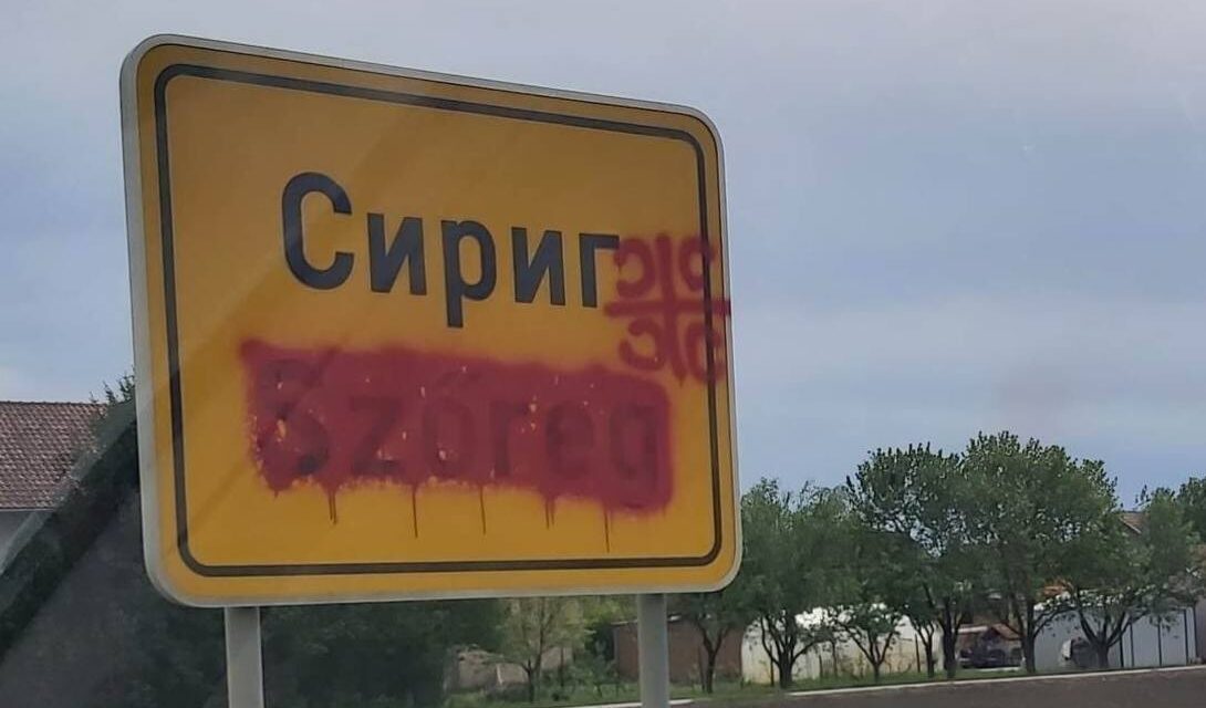 Szőregen lefestették a helységnévtábla magyar nyelvű feliratát