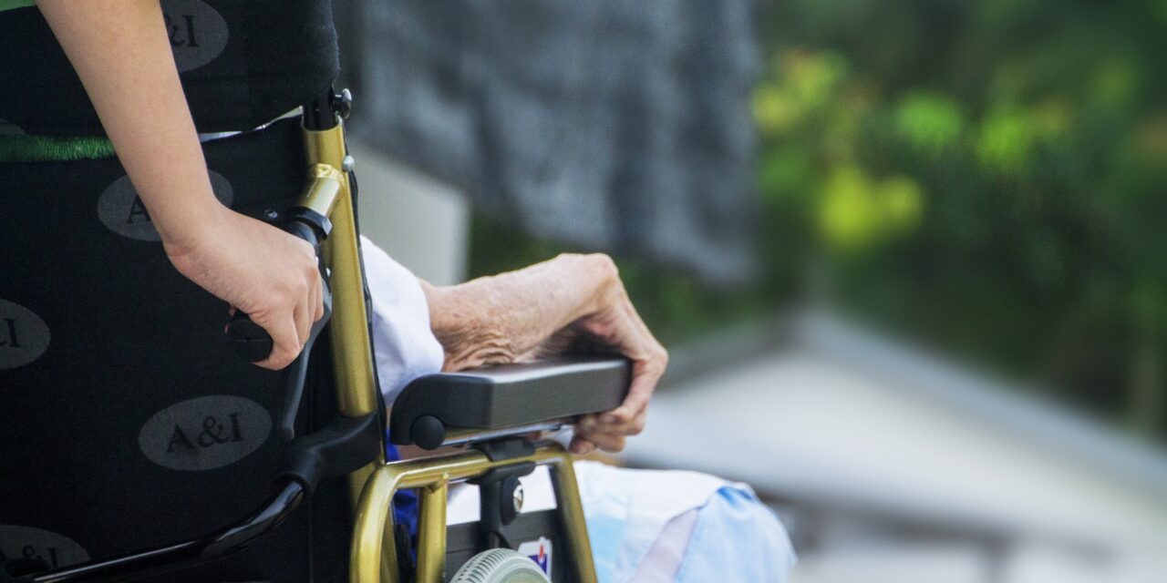 Elütötte az autó, életét vesztette egy tolószékes férfi