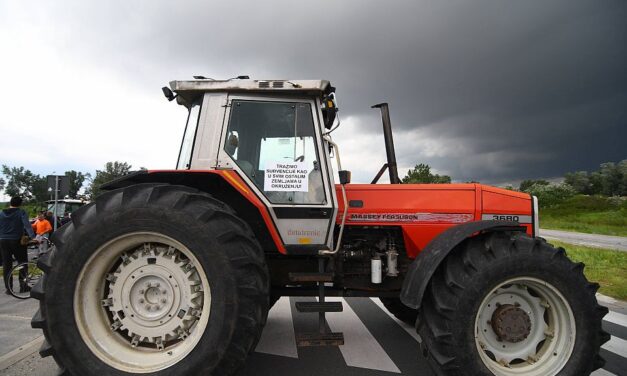 Vučić jön, a traktorok mennek, helikopterek köröznek