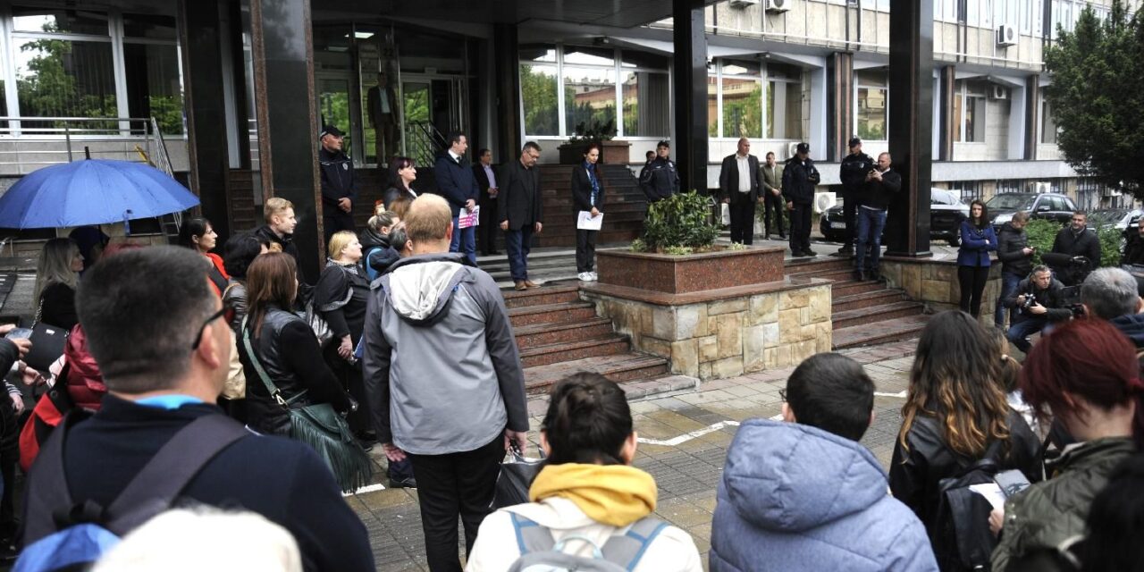 A kormánynak adták át követeléseiket az erőszak ellen tiltakozó tanárok