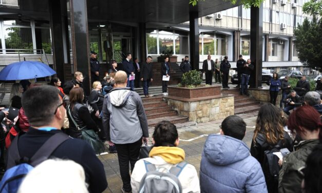 A kormánynak adták át követeléseiket az erőszak ellen tiltakozó tanárok