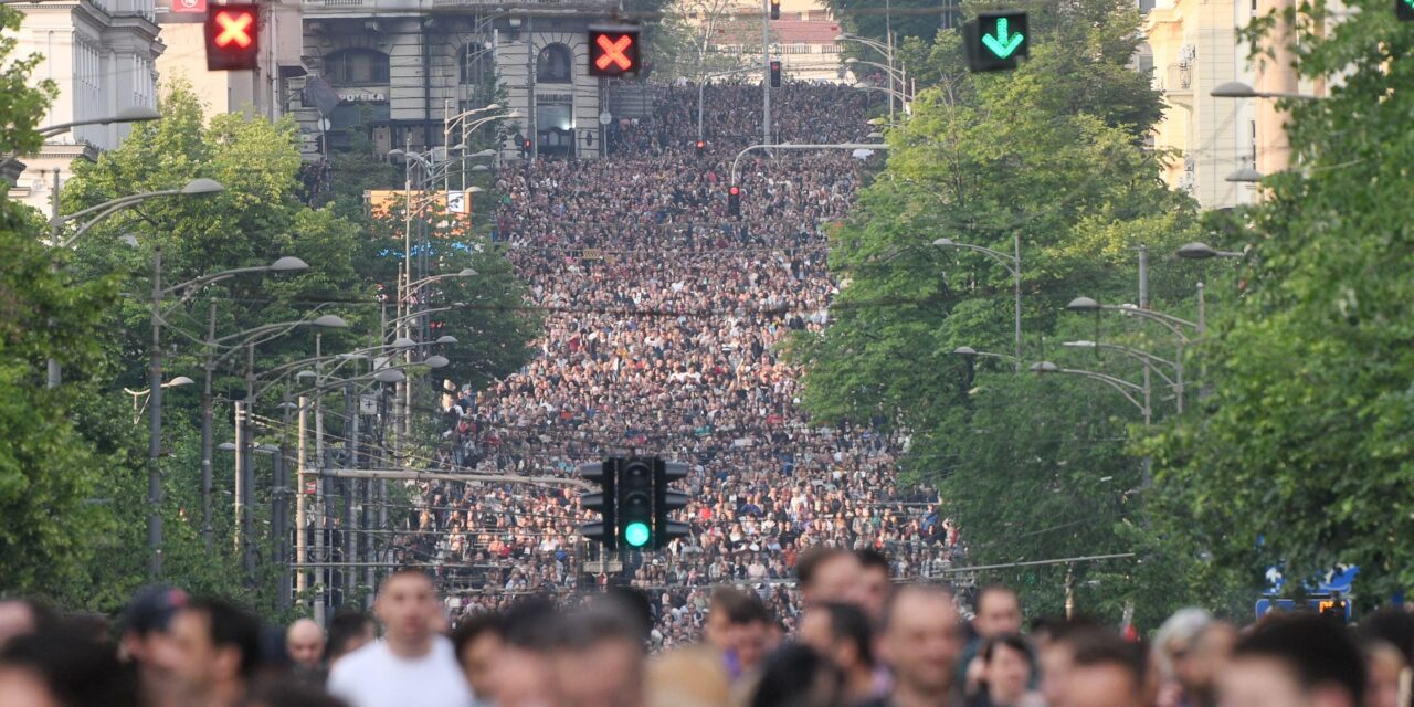 „Vučić, takarodj!” – skandálja a múltkorinál is népesebb tömeg, amelyben ott van a trónörökös is