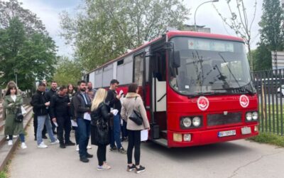 Hosszú sorokban álltak, hogy vért adhassanak a sérült diákoknak