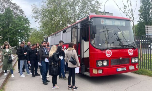 Hosszú sorokban álltak, hogy vért adhassanak a sérült diákoknak