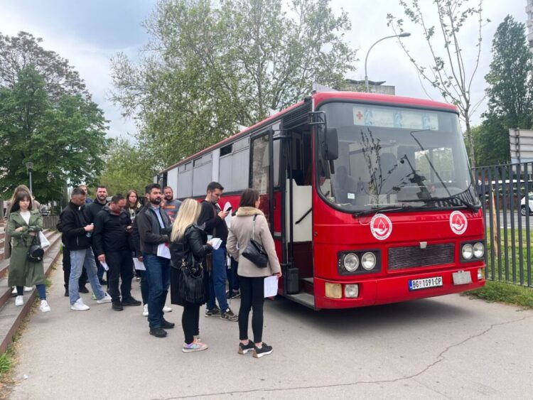Hosszú sorokban álltak, hogy vért adhassanak a sérült diákoknak