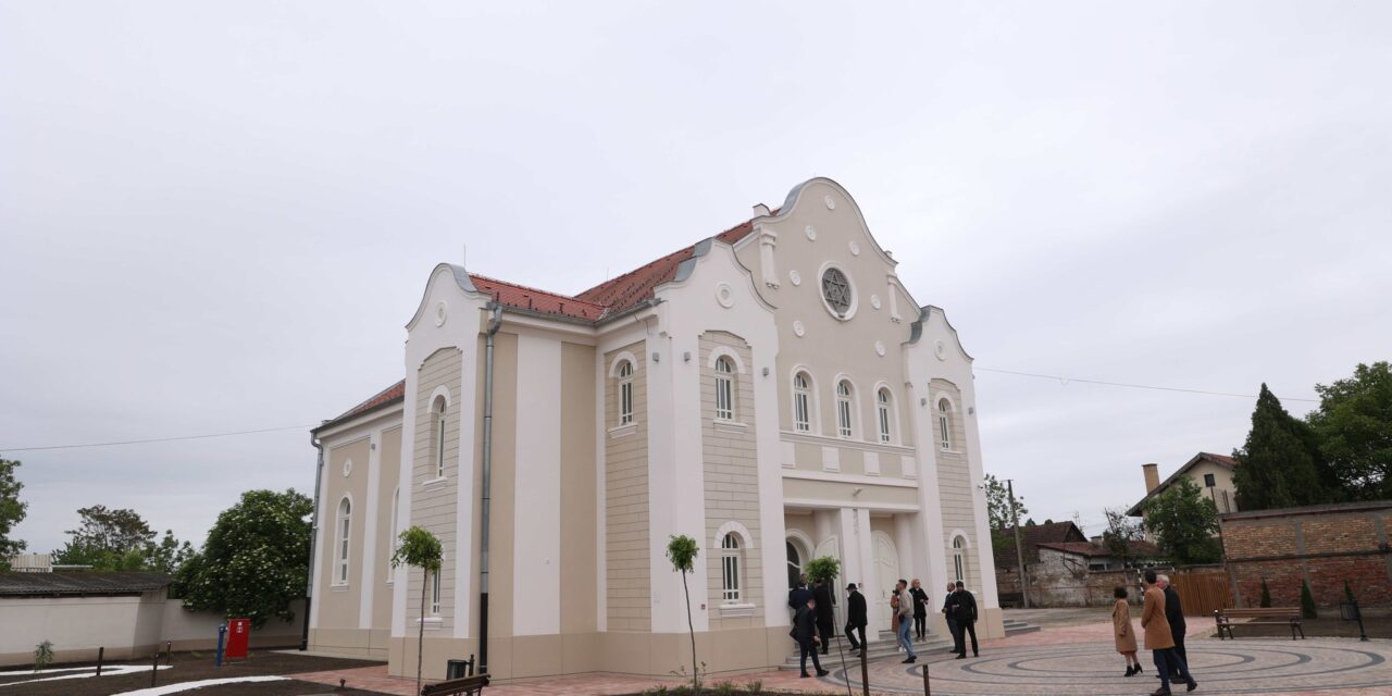Átadták a felújított zentai Kiszsinagógát