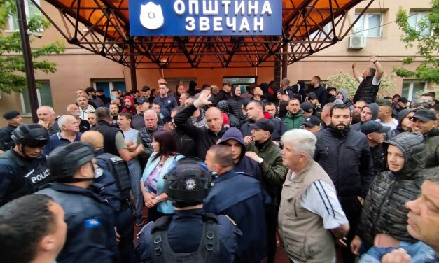 Feszült a helyzet Koszovón, a rendőrség nem engedi be az alkalmazottakat a községek épületeibe