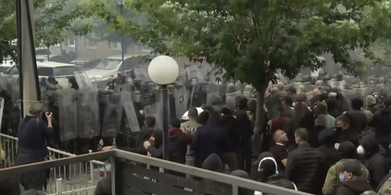 A KFOR szerint a hétfői koszovói zavargásokban meglőttek három magyar katonát