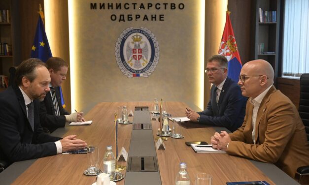 A védelmi miniszter arra szólította fel az EU intézményeit, hogy fékezzék meg Albin Kurtit