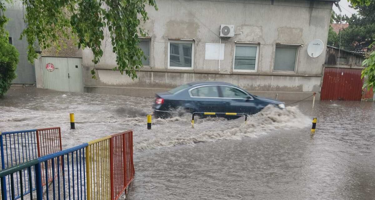 Hömpölyög a víz Szabadka utcáin, araszolva lehet csak haladni a dugó miatt