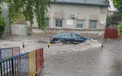 Hömpölyög a víz Szabadka utcáin, araszolva lehet csak haladni a dugó miatt