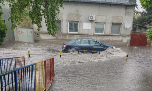 Hömpölyög a víz Szabadka utcáin, araszolva lehet csak haladni a dugó miatt