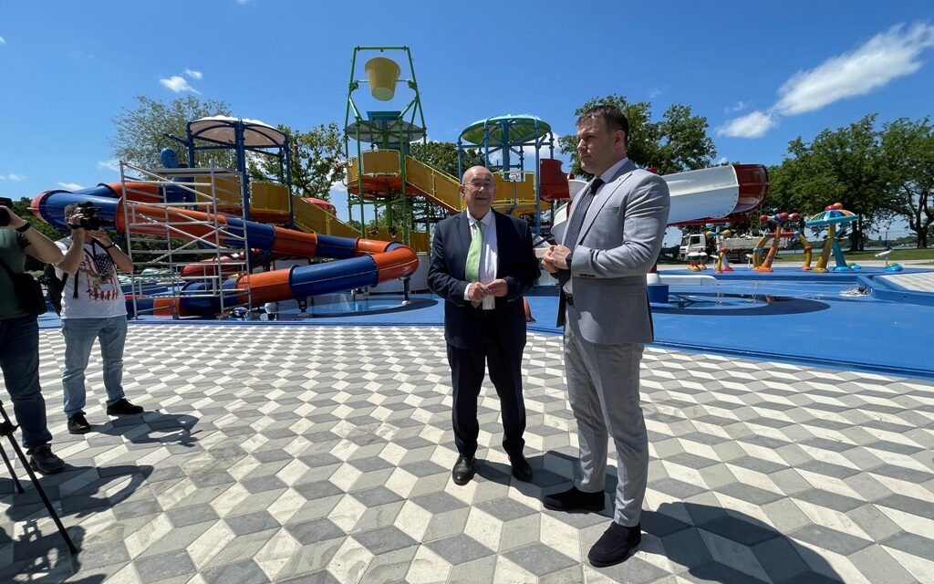 <span class="entry-title-primary">Még százhúsz milliót ad a tartomány a palicsi aquaparkra, összesen 1,6 milliárd dinárba kerül a beruházás</span> <span class="entry-subtitle">Az ígéretek szerint augusztus elsején megnyílik a palicsi aquapark (Fotók)</span>