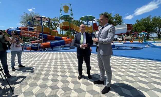 <span class="entry-title-primary">Még százhúsz milliót ad a tartomány a palicsi aquaparkra, összesen 1,6 milliárd dinárba kerül a beruházás</span> <span class="entry-subtitle">Az ígéretek szerint augusztus elsején megnyílik a palicsi aquapark (Fotók)</span>