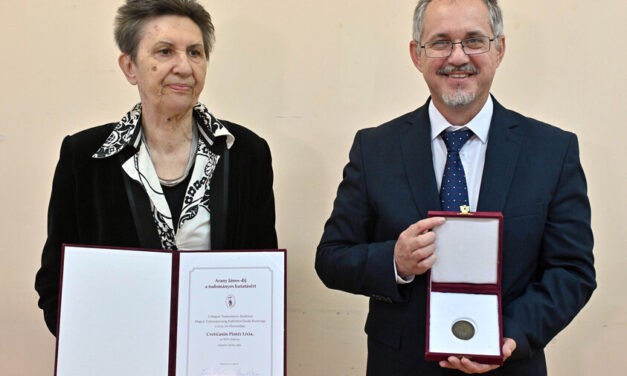 <span class="entry-title-primary">Díszülés a díjazottak tiszteletére</span> <span class="entry-subtitle">Dr. Cvetićanin Pintér Lívia és dr. Ifj. Bagi Ferenc a Magyar Tudományos Akadémia idei vajdasági kitüntetettjei</span>