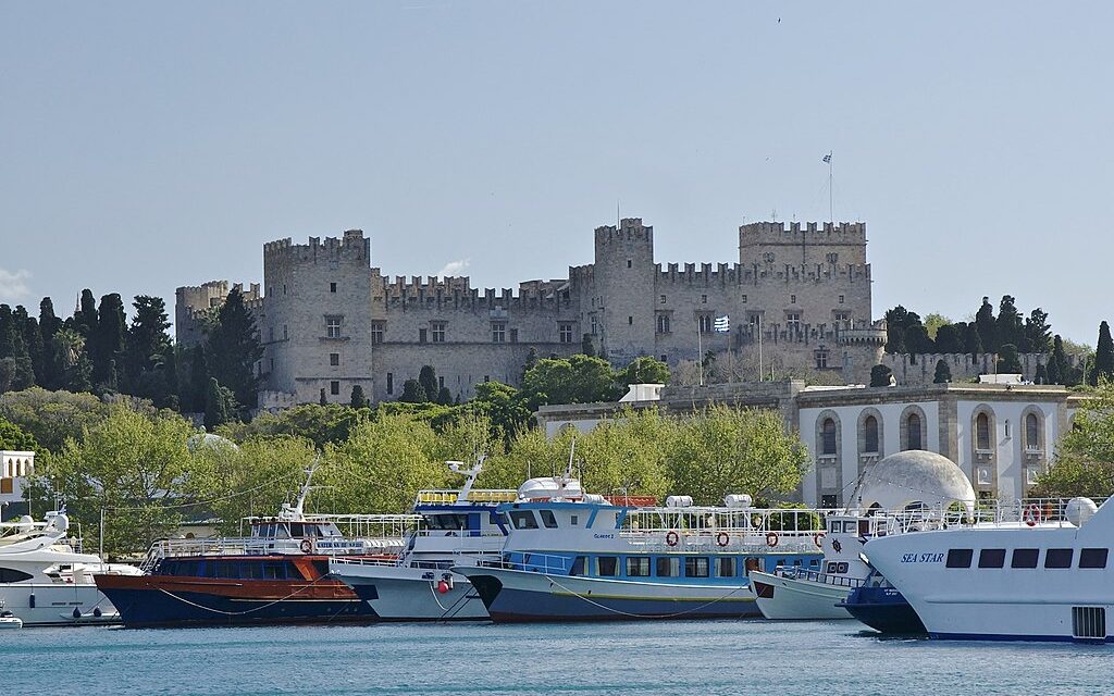 Tűz egy rodoszi turistahajón, a vízbe menekültek az utasok