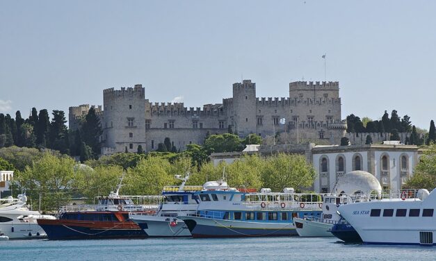 Tűz egy rodoszi turistahajón, a vízbe menekültek az utasok