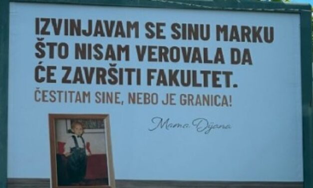 Hirdetőtáblán kért bocsánatot egy belgrádi anya a fiától