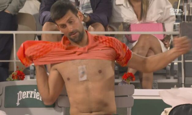 Karrierjének legnagyobb titkát viseli mellkasán Đoković?