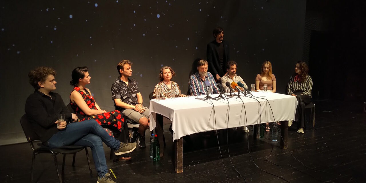 <span class="entry-title-primary">„Társadalmunk az idegösszeomlás szélén áll”</span> <span class="entry-subtitle">Ladik Katalin munkásságának szentelt előadást visz színre a Kosztolányi Dezső Színház</span>