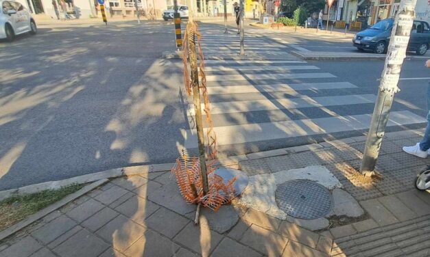 Aknába zuhant egy kislány Újvidéken a Kiszácsi utcában