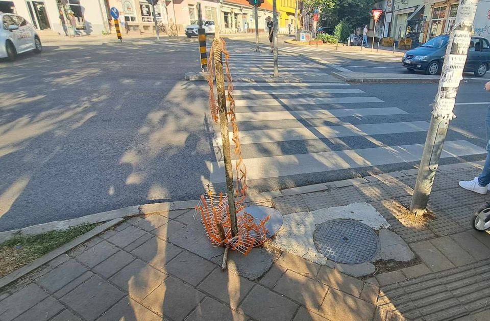 Aknába zuhant egy kislány Újvidéken a Kiszácsi utcában