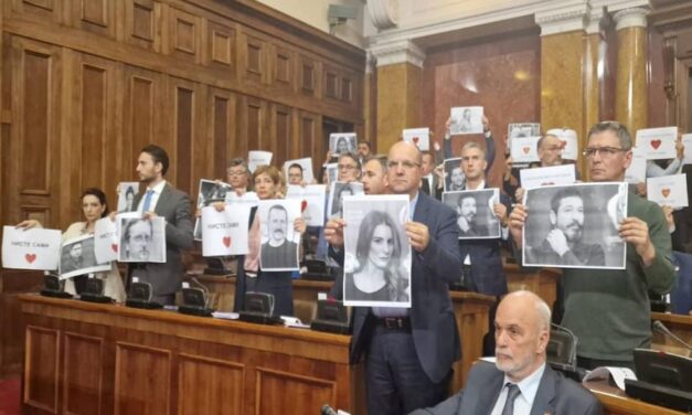 „Nem vagytok egyedül” – üzente a parlamenti ellenzék a hatalom által üldözött színművészeknek