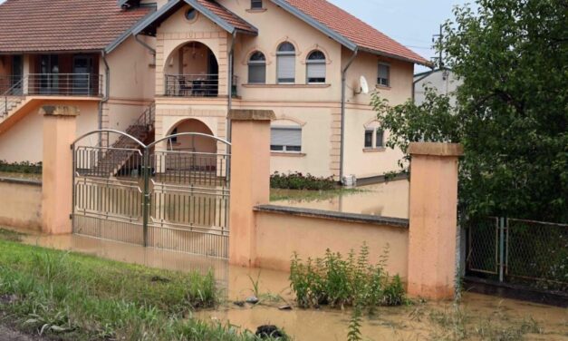 Vajdaságot is elöntötte a víz, rendkívüli helyzetet hirdettek Ürögön és Redneken