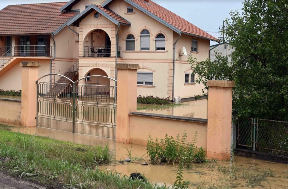 Vajdaságot is elöntötte a víz, rendkívüli helyzetet hirdettek Ürögön és Redneken