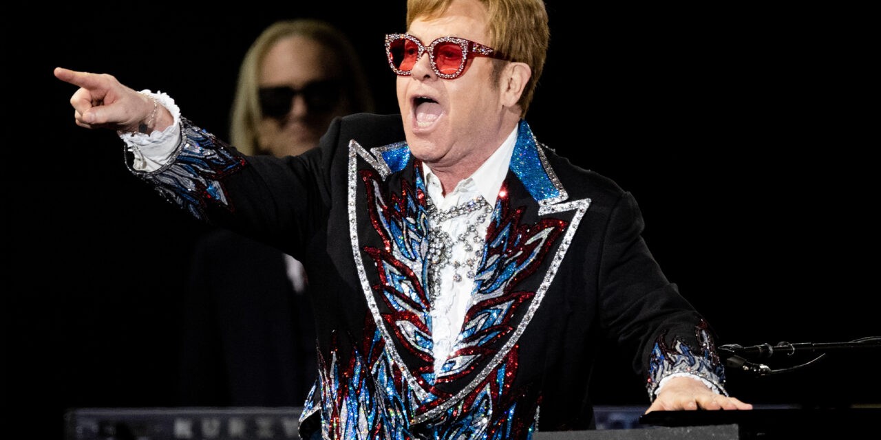 Elton John megvakult