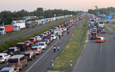 Egy határátkelőt már lezárt a rendőrség a kocsisor miatt