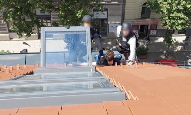 Egy budapesti belvárosi háztetőn fogtak el egy amerikai drogdílert (Fotók)
