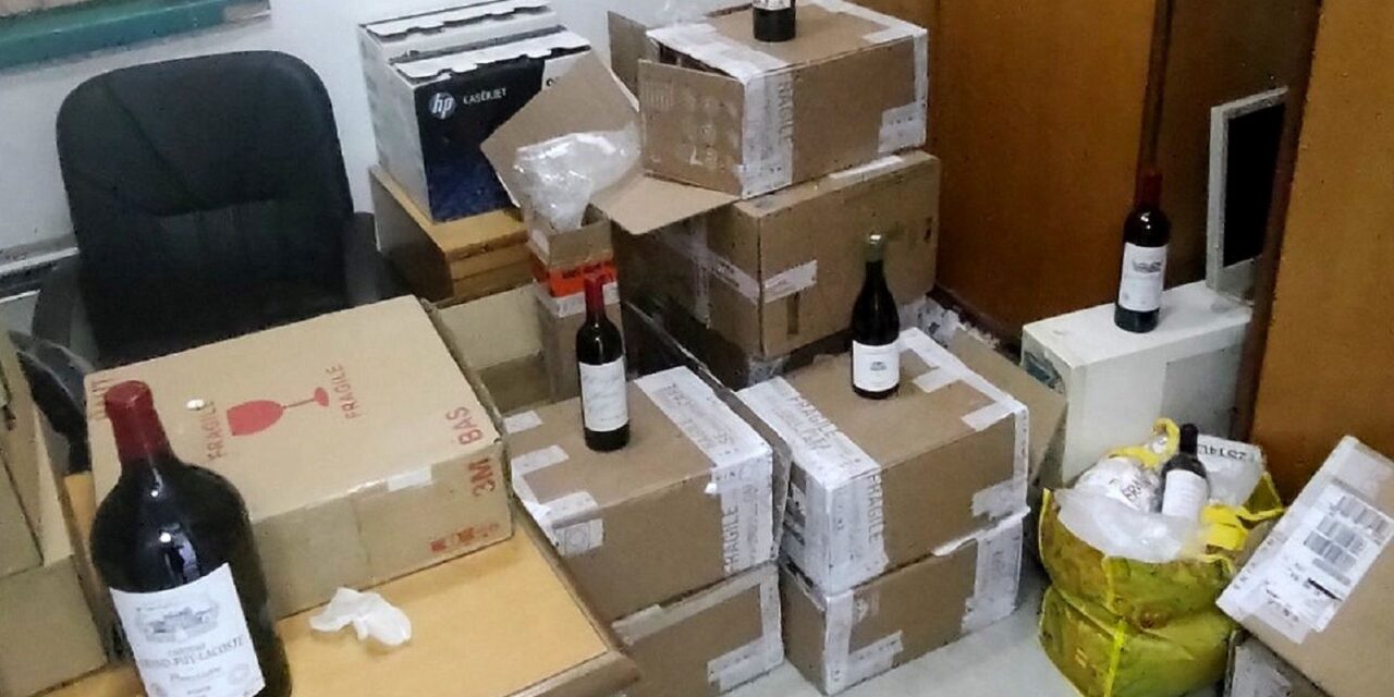 Használt bútorok közé rejtve próbálták Szerbiába csempészi a méregdrága borokat Horgoson (Fotók)