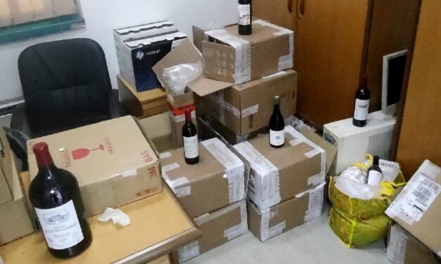 Használt bútorok közé rejtve próbálták Szerbiába csempészi a méregdrága borokat Horgoson (Fotók)