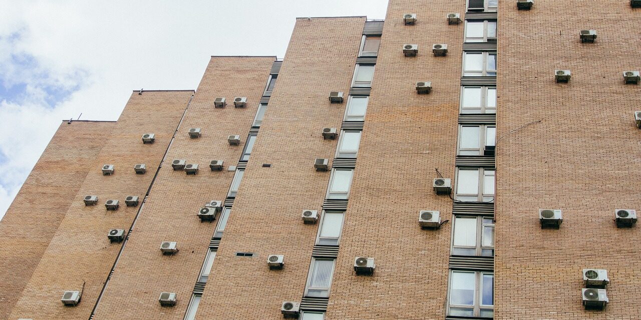 Tilos lesz a homlokzatra szerelni a klíma kültéri egységeit