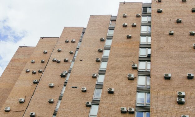 Tilos lesz a homlokzatra szerelni a klíma kültéri egységeit