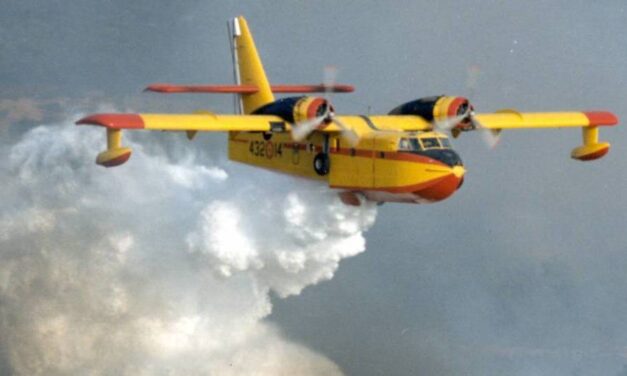 Videón, ahogy lezuhan az erdőtüzet oltó repülőgép Görögországban