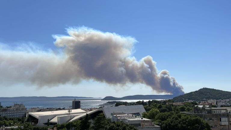 Lángokban a népszerű horvát sziget