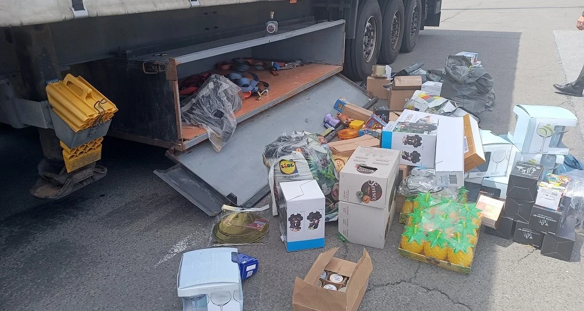 Több mint húszezer euró értékű csempészárut találtak Kelebián egy teherautóban (Fotók)