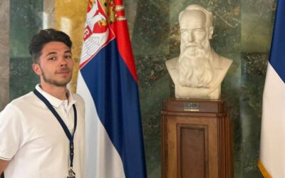 Bevezették a parlamentbe a Vučić irodája előtt éhségsztrájkoló egyetemistát